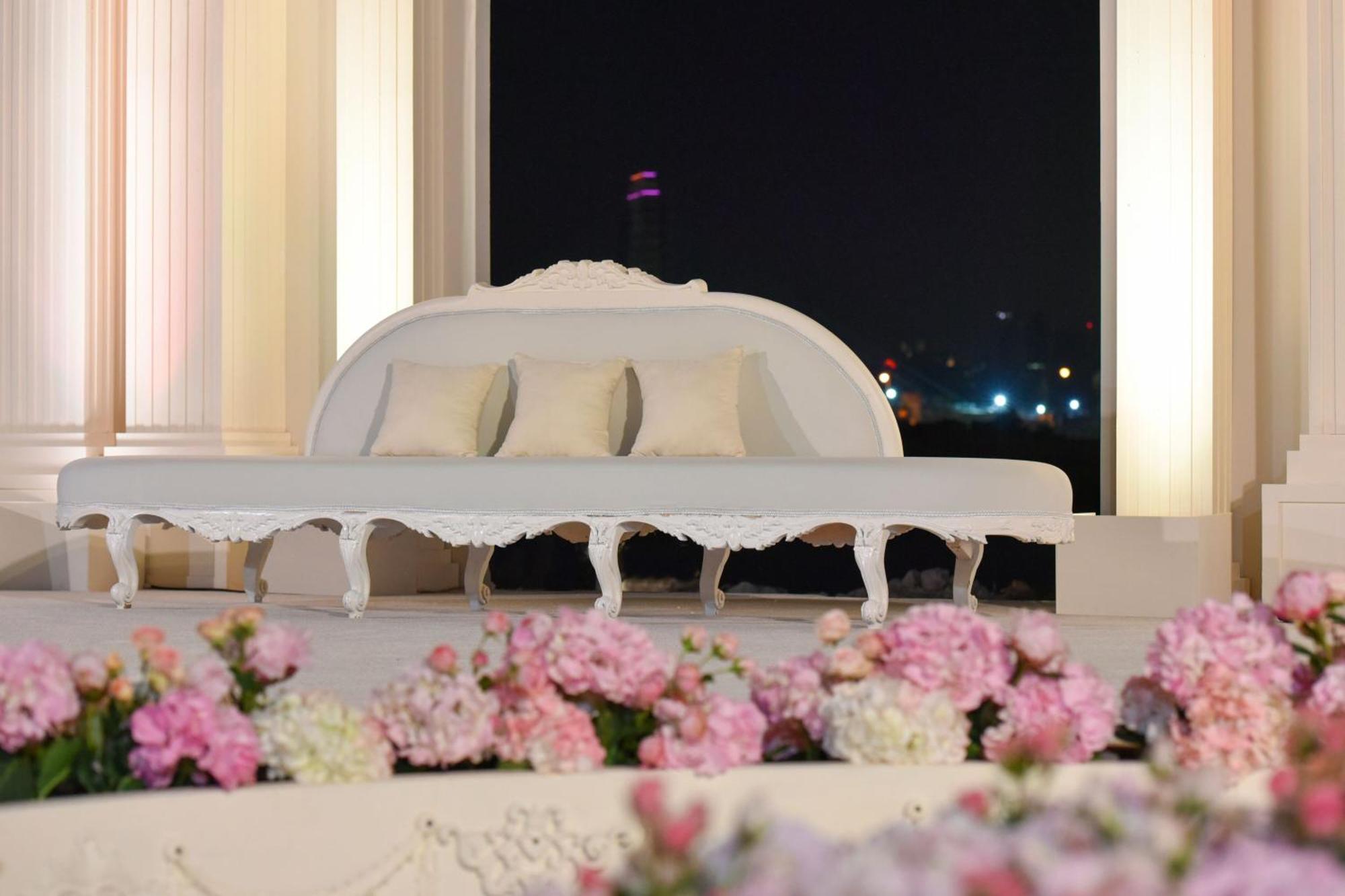 Hotel The Ritz-Carlton, Doha Exterior foto A traditional Malay wedding couch