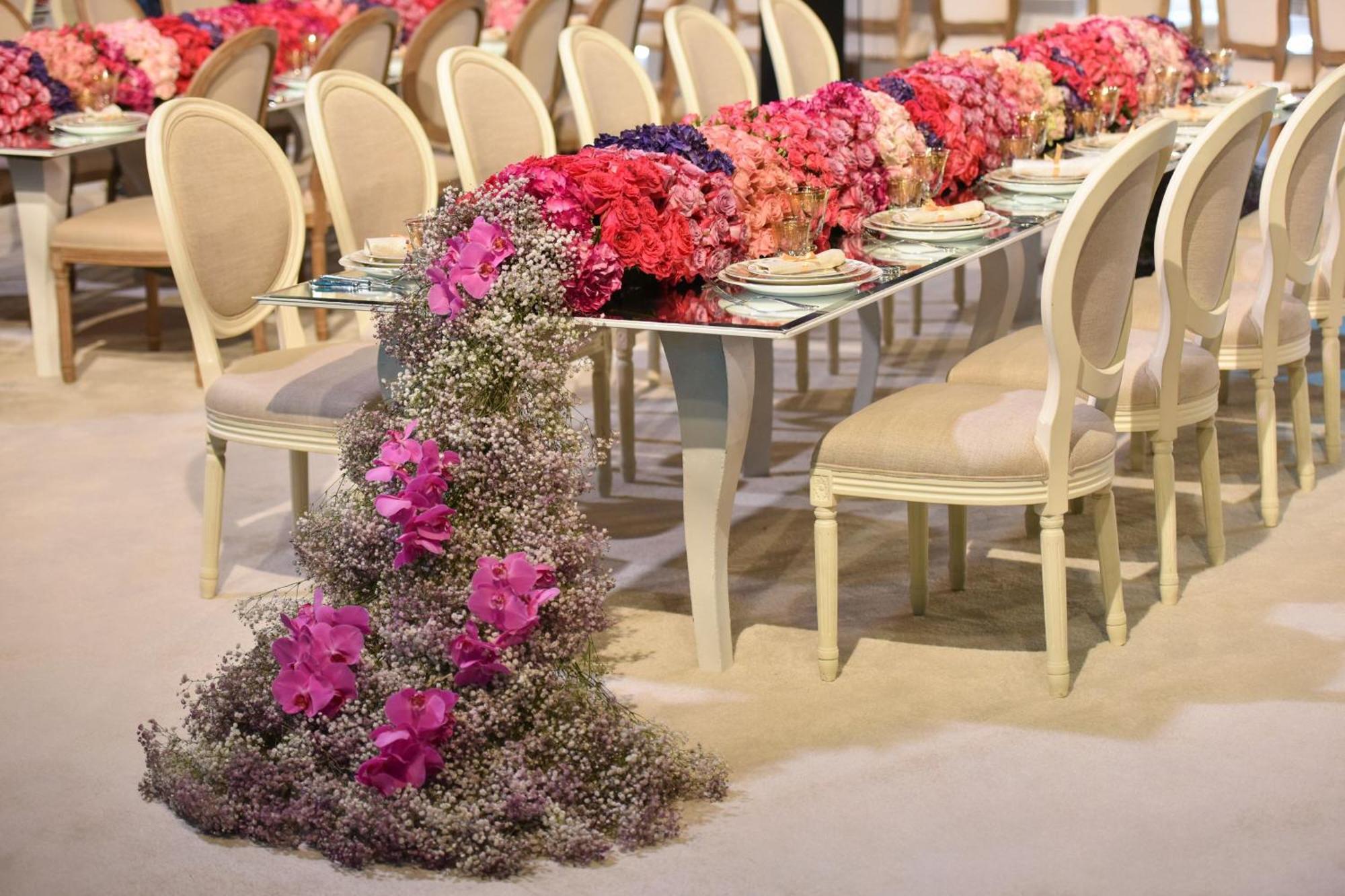 Hotel The Ritz-Carlton, Doha Exterior foto A table decorated with flowers