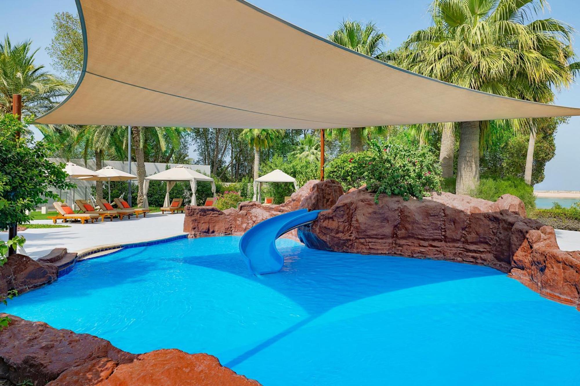 Hotel The Ritz-Carlton, Doha Exterior foto Shade sail over a pool