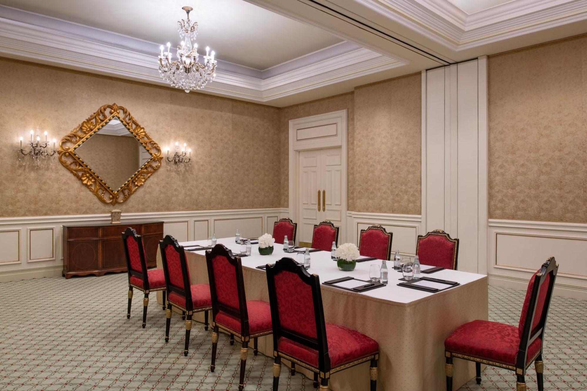 Hotel The Ritz-Carlton, Doha Exterior foto A boardroom at the Four Seasons Hotel, Mumbai
