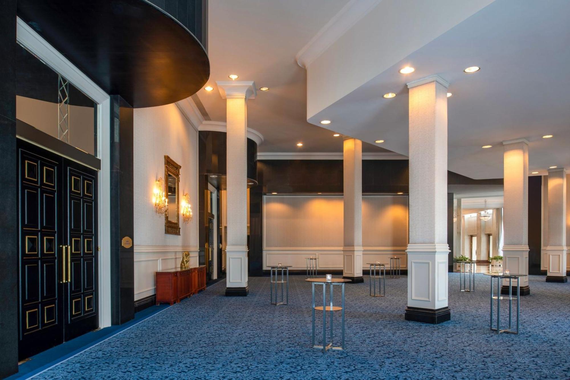 Hotel The Ritz-Carlton, Doha Exterior foto The foyer of the Berlinale Palast