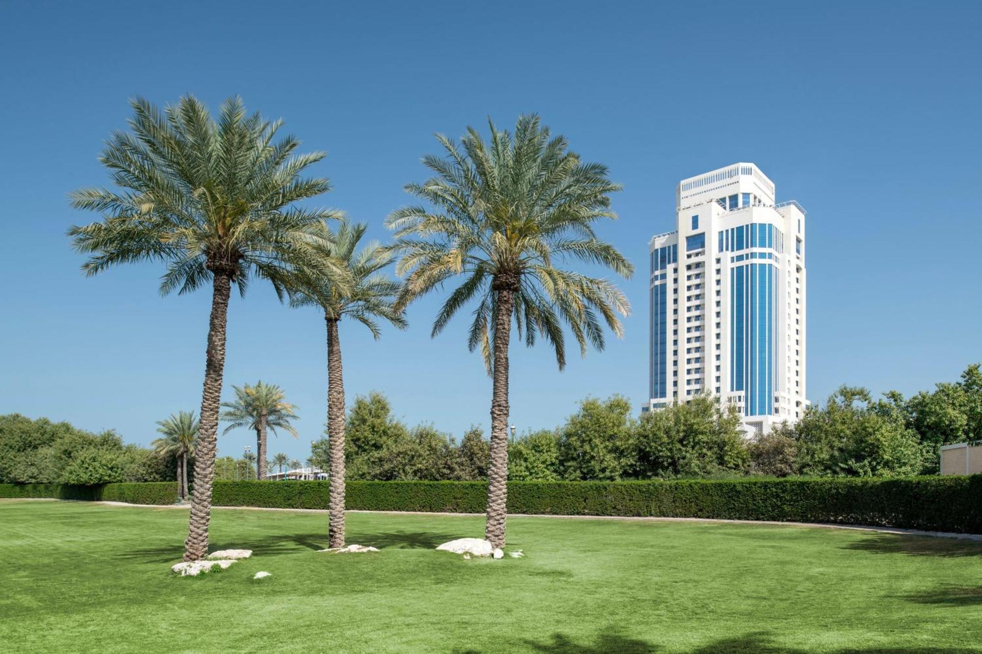 Hotel The Ritz-Carlton, Doha Exterior foto View of the park
