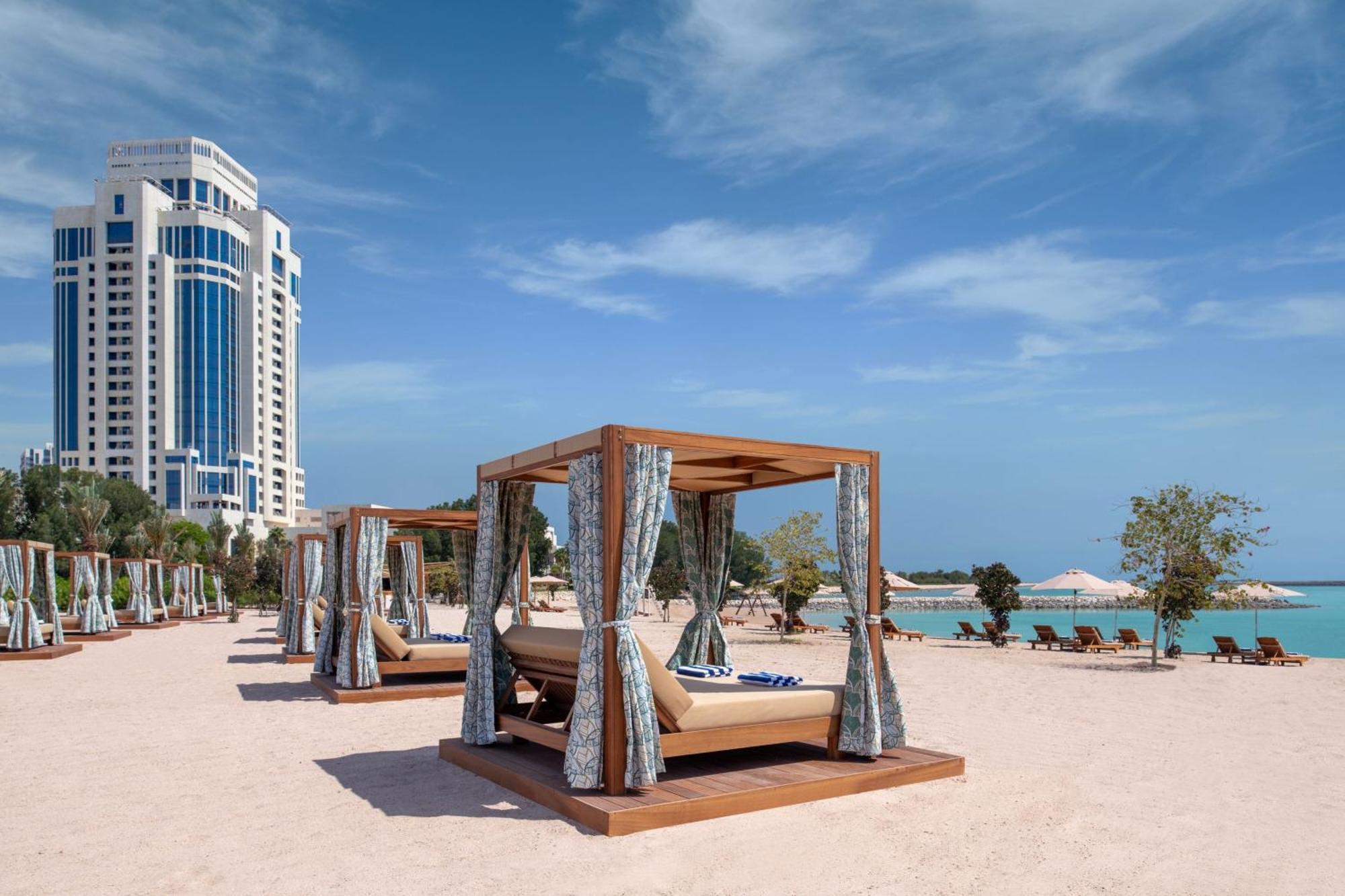 Hotel The Ritz-Carlton, Doha Exterior foto Beach at the hotel