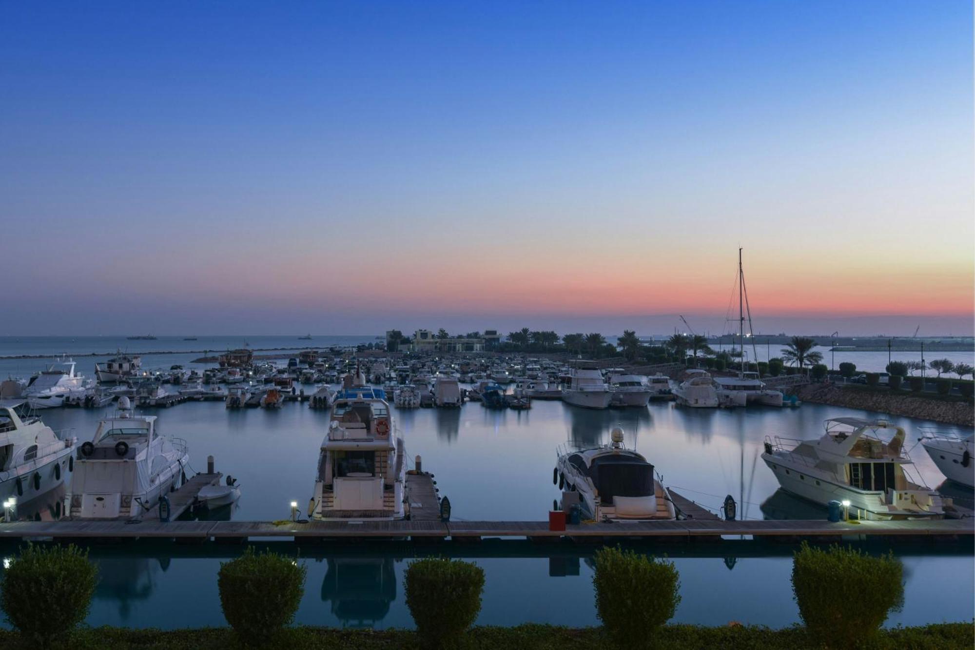 Hotel The Ritz-Carlton, Doha Exterior foto The port of Rafina